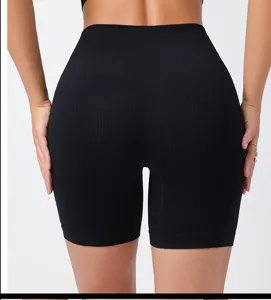 Vista dettagliata di pantaloncini fitness a vita alta a coste neri senza cuciture.
