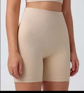 Pantaloncini sportivi fitness yoga a vita alta senza cuciture, dettaglio corto per allenamento.