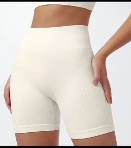 Dettaglio pantaloncini yoga a vita alta a coste senza cuciture, abbigliamento sportivo.