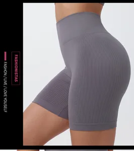 Vista dettagliata di pantaloncini fitness yoga a vita alta a costine senza cuciture push-up.