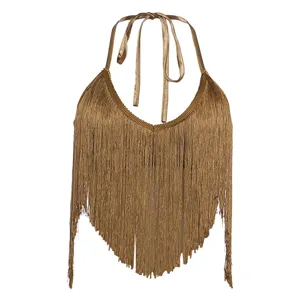 Λεπτομέρεια crop top halter με χρυσά κρόσσια, καλοκαιρινή μόδα χωρίς πλάτη και μανίκια.