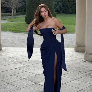 Elegantes dunkelblaues trägerloses Abendkleid mit hohem Schlitz und Tuch für den Frühling.