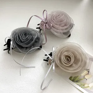 Vue détaillée de trois élégantes pinces à cheveux roses en organza en gris, rose et champagne