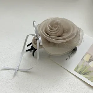 Gros plan d'une élégante pince à cheveux en organza rose avec ruban et cristal