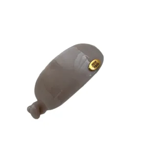 Minimalistische große ovale Haarspange in Taupe mit goldenem Hand Made Metallschild