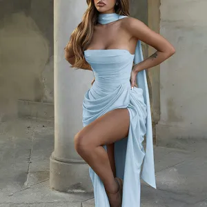 Elegantes hellblaues trägerloses Abendkleid mit Schlitz, modisches schmales Partykleid.