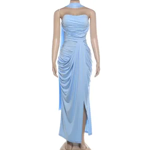 Atemberaubendes hellblaues trägerloses Maxikleid mit eleganter Drapierung und sexy Schlitz.