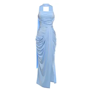 Hellblaues Neckholder Maxikleid Detail mit Raffungen, elegantem Beinschlitz und figurbetontem Schnitt.