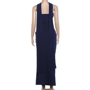 Dunkelblaues schlankes Halter-Maxikleid, elegante Rückansicht Detail zeigt schicke Seiten-Raffung.