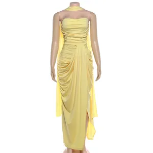 Gelbes gerafftes Halfter-Kleid Detailansicht, elegante Drapierung und sexy Beinschlitz.