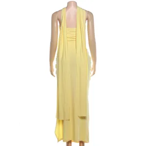 Details des eleganten gelben trägerlosen Schlitz-Abendkleides für Damen mit Schal.