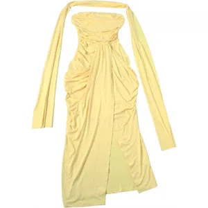 Blassgelbes trägerloses Schlitz-Midikleid mit passendem Schaldetail für stilvolle Frühlingskleidung.