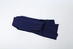 Dunkelblaue Stoffdetailansicht, elegantes einfarbiges Modeaccessoire fuer Damenmode.