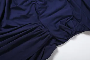 Dunkelblaue Damenkleid Detailaufnahme mit eleganter Raffung und feiner Nahtverarbeitung.