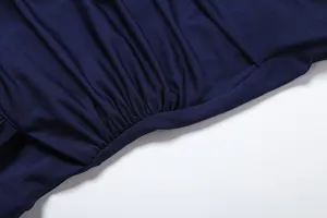 Nahaufnahme der Details eines eleganten schlanken Damenkleides mit feinem Raffstoff.