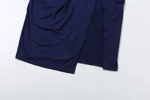 Detailansicht des dunkelblauen Damenkleides mit Schlitz, zeigt Stofftextur und Schnitt.