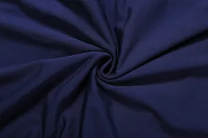 Nahaufnahme der dunkelblauen Stofftextur mit feinem Webmuster und eleganten Falten.