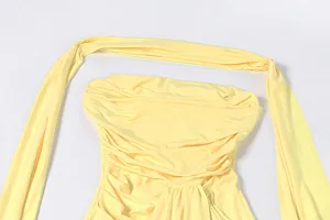 Detailansicht des eleganten gelben trägerlosen Kleides mit passendem Schal, Mode.