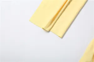 Detailansicht des eleganten gelben Stoffes für das modische figurbetonte Abendkleid.