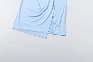 Hellblaues Damen Schlitz Kleid Detailansicht, elegante schlanke Frühlingsmode Bekleidung.