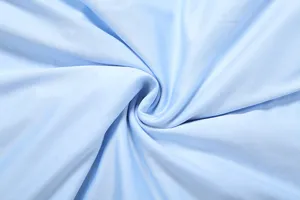 Hellblaue Stoffdetail Textur Nahansicht zeigt hochwertiges und glattes Material.