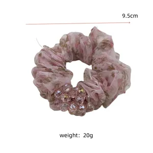 Detailansicht eines rosa Organza-Haargummis mit Kristallperlen und 9,5 cm Durchmesser