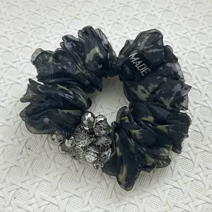 Nahaufnahme eines floralen Organza-Haargummis mit funkelnden Kristallperlen-Akzenten