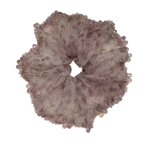 Dettaglio dell'elastico in organza a fiori con bordi di perline scintillanti eleganti