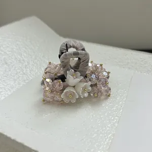 Vue macro détaillée de la pince à cheveux exquise en perles de campanule et cristaux roses