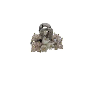 Vue détaillée d'une pince à cheveux féerique avec des perles de cristal et des fleurs