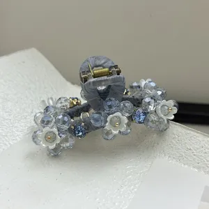 Vue détaillée d'une pince à cheveux féerique avec perles bleues et fleurs de campanule