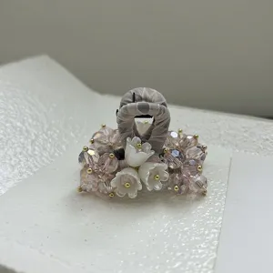 Gros plan d'une pince à cheveux élégante avec perles et fleurs de campanule