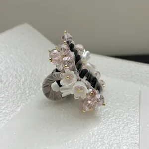 Gros plan sur une pince à cheveux de taille moyenne perlée de fleurs de campanule.