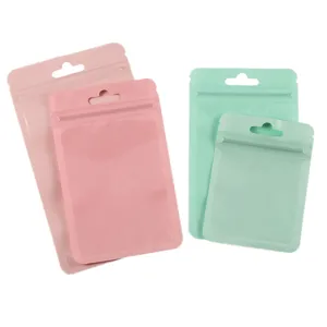 Gekleurde plastic zakjes voor sieraden in roze en mintgroen met handig ophanggat bovenaan