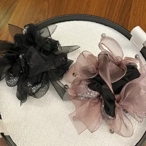Chouchous fleurs en organza élégants avec paillettes et perles en noir et rose poudré