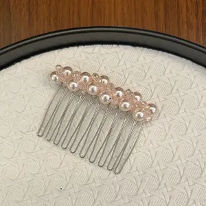 Vue détaillée d'un peigne à cheveux français avec perles roses et cristaux