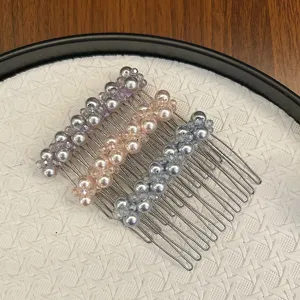 Détail rapproché de peignes à cheveux élégants en perles de style français aux tons pastels
