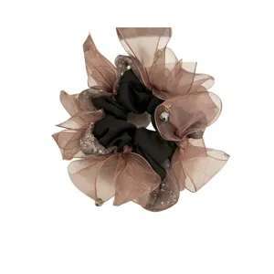 Chouchou élégant en organza marron avec nœud, strass et pendentif en cristal scintillant