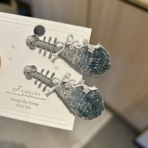 Macro-detailweergave van Chinese Pipa haarspeld met fonkelende kristallen en witte parelstrik