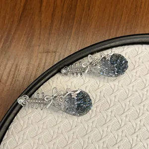 Gedetailleerde weergave van Chinese pipa-haarspelden met kristallen en elegant strikontwerp