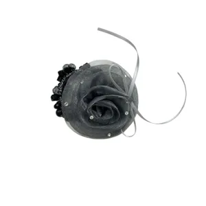 Chouchou élégant avec rose en tulle gris, perles de cristal étincelantes et rubans