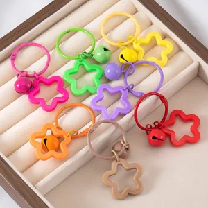 Kleurrijke legering ster sleutelhangers met bijpassende bellen in een dienblad