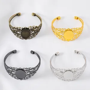 Set mit 4 Vintage-Spitzenmanschetten-Armbandsockeln mit runden Cabochon-Fassungen