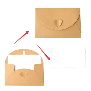 Juego de sobres de papel kraft con forma de corazón y minitarjeta de felicitación en blanco