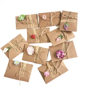 Retro kraftpapier mini wenskaarten met verschillende droogbloemen en jute touw