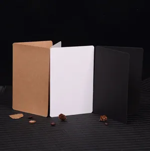 Tarjetas de felicitación en blanco dobladas en kraft, blanco y negro para proyectos DIY