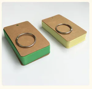 Vista lateral de tarjetas DIY en verde y amarillo con cubiertas de kraft y anillas de metal