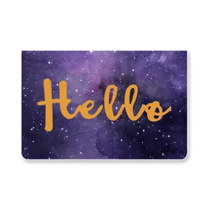 Tarjeta de felicitación galaxia cielo estrellado con elegante Hello en pan de oro