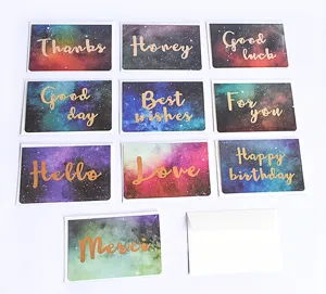Vista ravvicinata dettagliata di vivaci biglietti d'auguri galassia con eleganti scritte oro