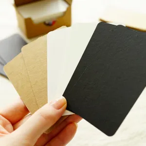 Biglietti bianchi fai-da-te in nero bianco e carta kraft con angoli arrotondati 9x5.4cm